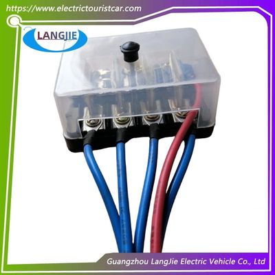 Un bon prix. Véhicule électrique de tourisme à quatre roues en ligne